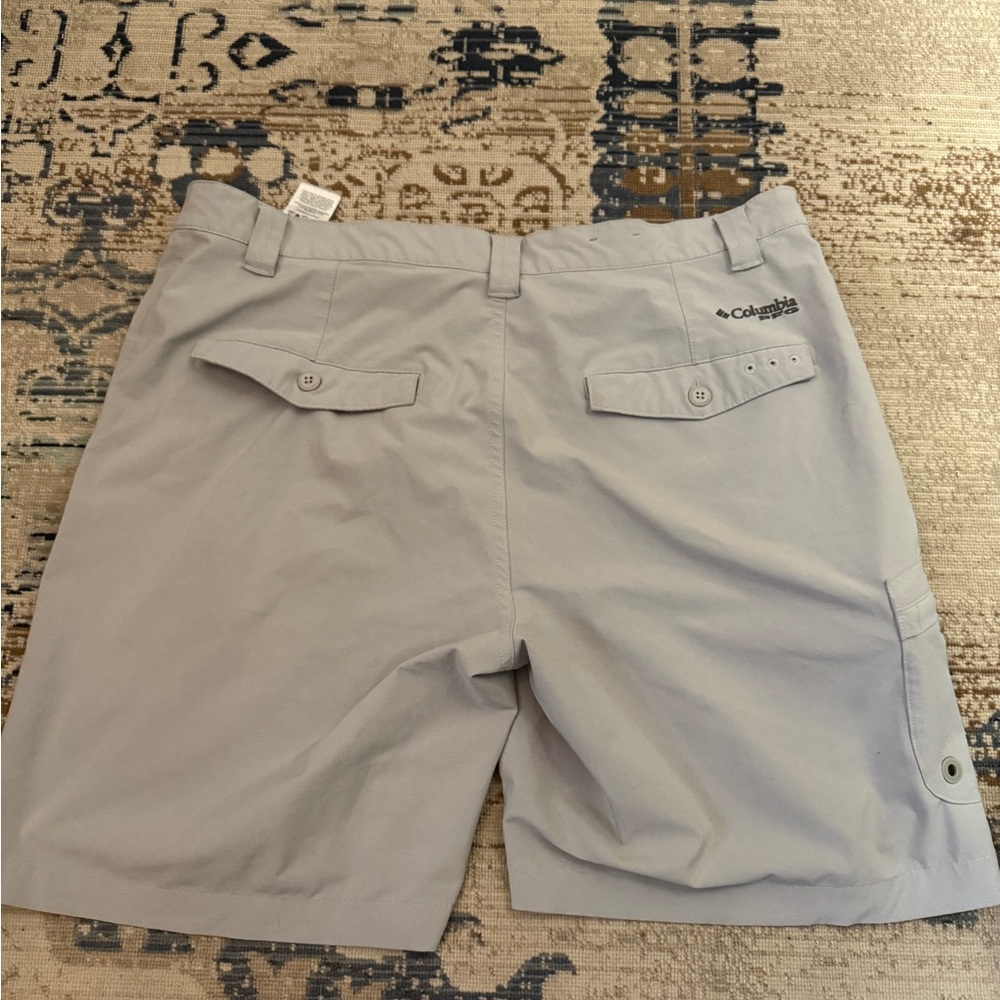 Columbia Light Gray Cargo Shorts - Picture 2 of 2